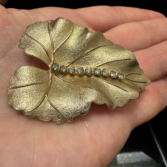 Vintage Goldtone Rhinestone Leaf Brooch Textured 1960s Pin Estate EUC - Picture 3 of 5